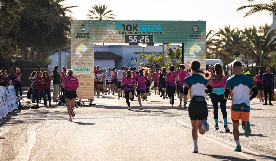 Momento de la entrada en meta de los corredores participantes en una de las ediciones de los 10K Ibiza Platja d'en Bossa.