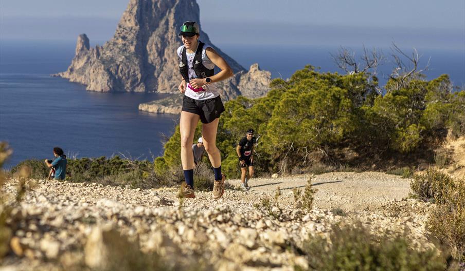 Varios participantes del 3 Días Trail Ultra Ibiza durante la celebración de la prueba, en plena naturaleza ibicenca y con el mar Mediterráneo de fond