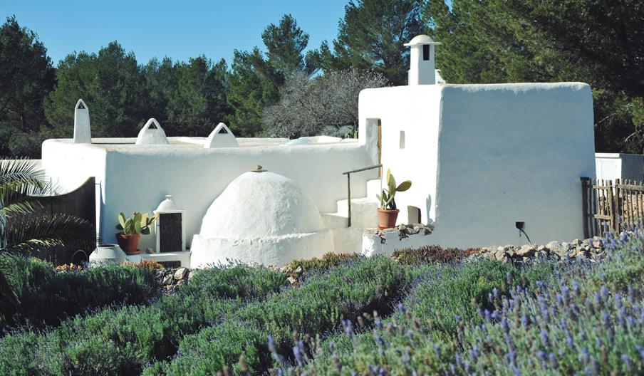 Una casa tradicional ibicenca, con formas redondas y suaves y paredes encaladas.
