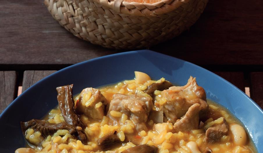Arroz de matanzas, plato tradicional de la gastronomía ibicenca elaborado con arroz, carnes y setas, una receta de origen rural vinculada a las matanz