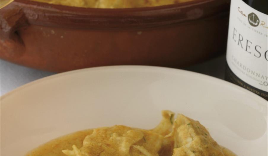 Borrida de ratjada, plato tradicional de la gastronomía ibicenca elaborado con raya, patatas y una suave salsa de alioli, una de las recetas marineras