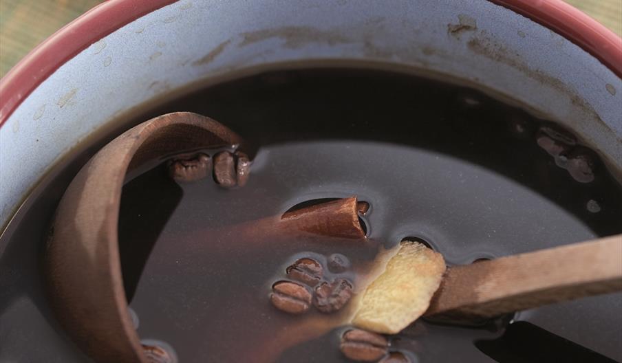 Primer plano de una taza de café caleta, la bebida tradicional de Ibiza elaborada con café, licor, brandy y especias, servida caliente y acompañada de