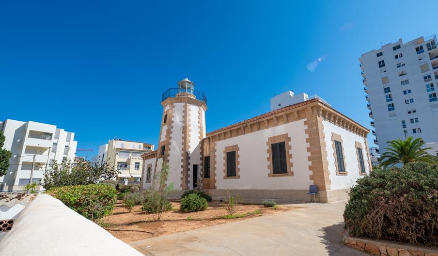 Vista exterior del Faro de Ses Coves Blanques, un antiguo faro restaurado situado en Sant Antoni de Portmany, de arquitectura tradicional con torre oc