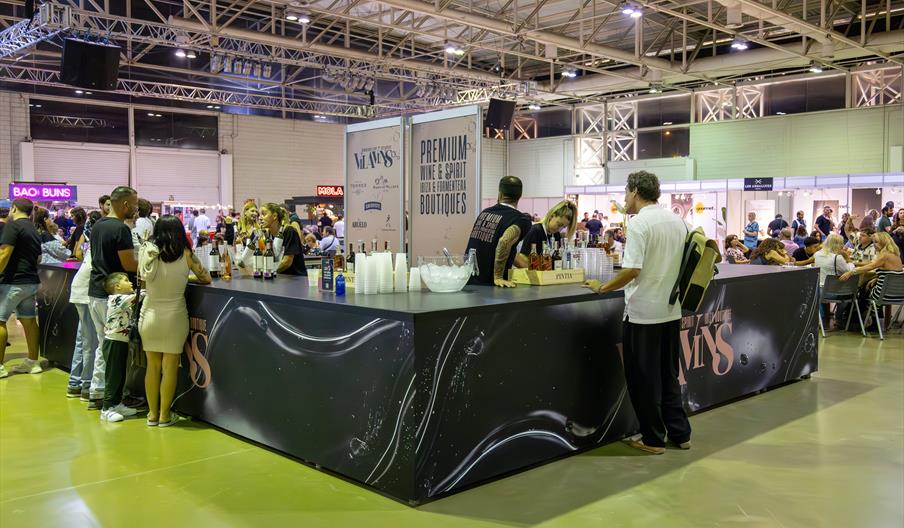 Gente en uno de los stands de la Feria Gourmet Ibiza.
