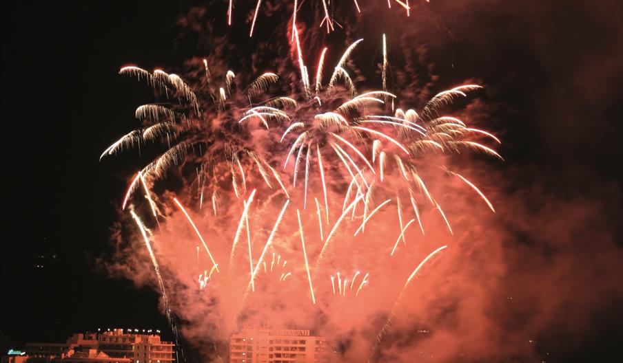 Fuegos artificiales en la noche, en las Festes de Sant Bartomeu en Sant Antoni de Portmany.