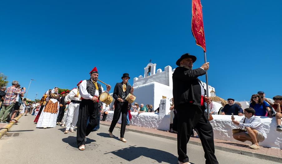 En las Festes de Sant Jordi, hombres y mujeres ataviados con el traje típico payés desfilan por las calles de Sant Jordi de ses Salines detrás de un h