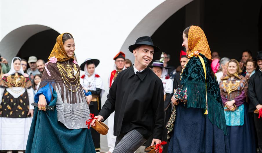 En las Festes de Sant Josep, en Sant Josep de sa Talaia, hombres y mujeres realizan el tradicional ball pagès atraviados con el traje típico.