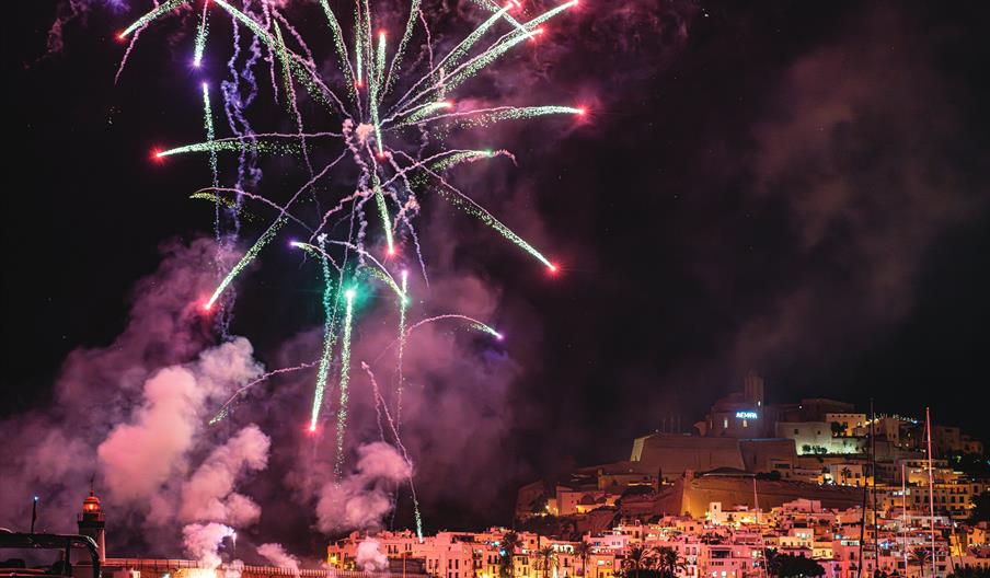 Se ven fuegos artificiales sobre el cielo nocturno de Dalt Vila, en Eivissa, en la clausura de las Festes de la Terra.
