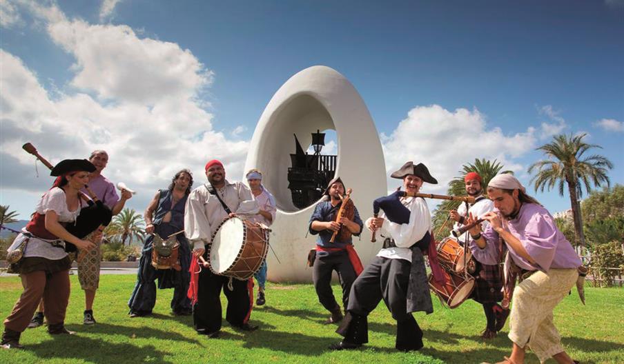 Músicos ataviados con ropas medievales tocan instrumentos como tambores, timbales, flautas y gaitas durante Fira Marinera Medieval .