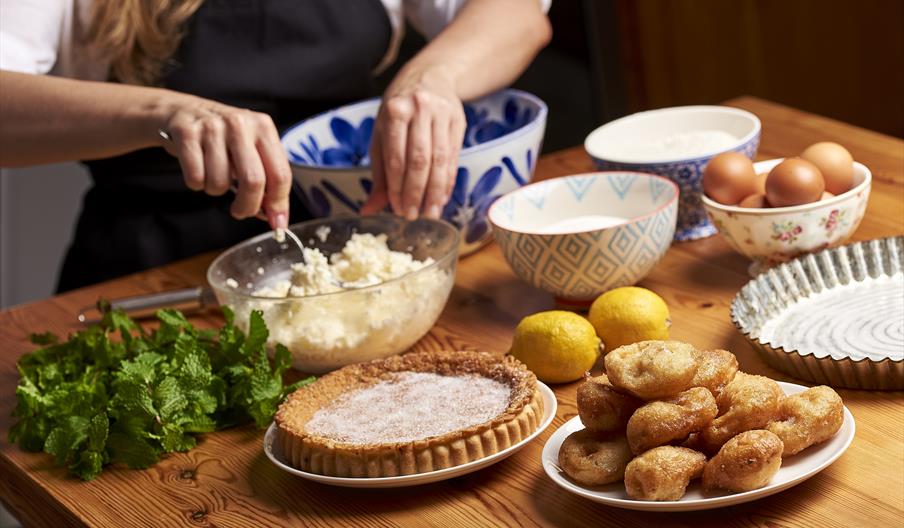 Flaó, el postre más emblemático de Ibiza, elaborado con una base de masa horneada rellena de queso fresco, huevos, azúcar y hierbabuena. Una mujer pre