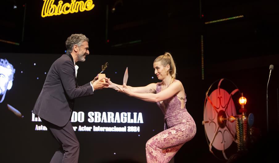 Momento de la entrega de uno de los premios del Festival Ibicine.