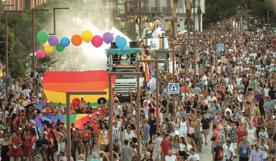 Multitud de personas participan del desfile del Ibiza Gay Pride en Eivissa, un desfile formado por numerosas carrozas.