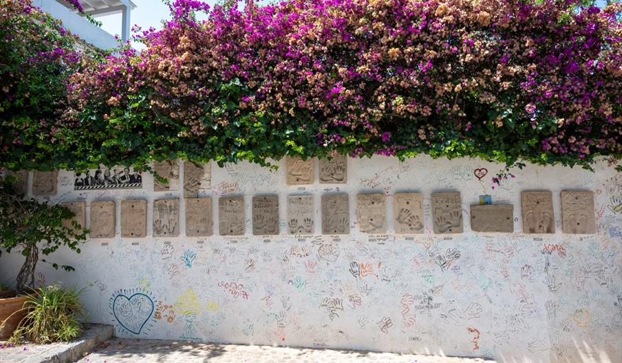 Numerosas placas de piedra con manos incrustadas en el muro de la fama.
