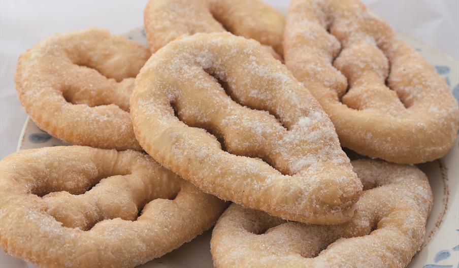 Orelletes ibicencas, dulce tradicional elaborado con una fina masa aromatizada con anís y limón, frita y espolvoreada con azúcar, típico de celebracio
