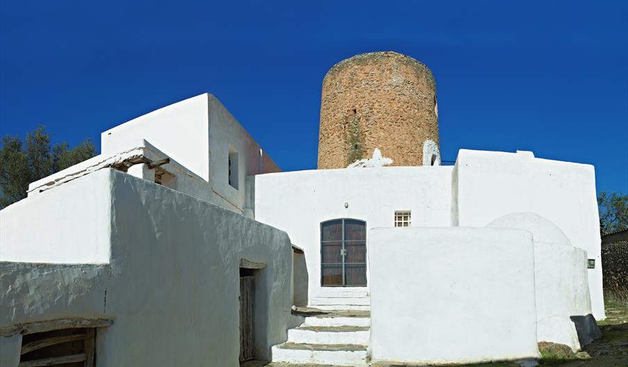 Una de las casas blancas de arquitectura tradicional ibicenca en el Poblado de Balàfia.