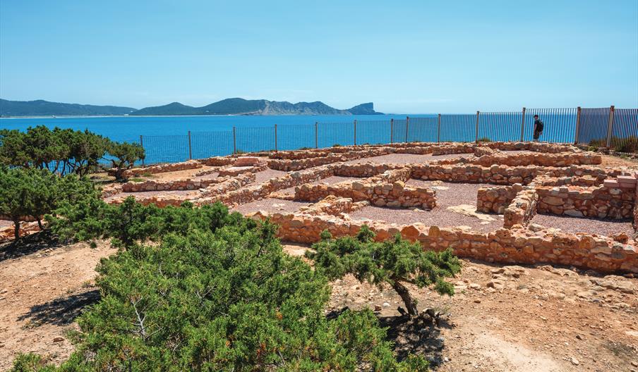 Vista del asentamiento fenicio de Sa Caleta, donde se encuentra la batería militar. Se muestran los muros de las casas y el Mediterráneo al fondo.