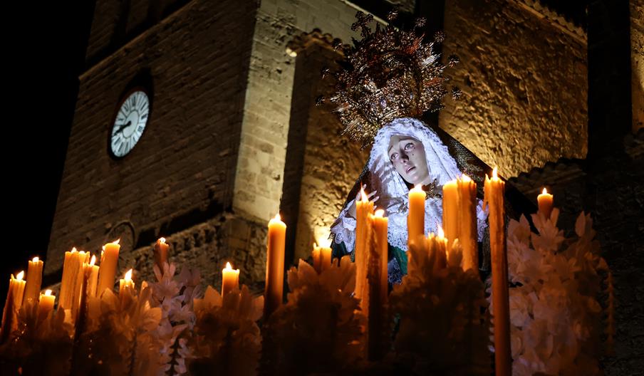 Imagen de una virgen dolorosa durante la Semana Santa por las calles de Dalt Vila.