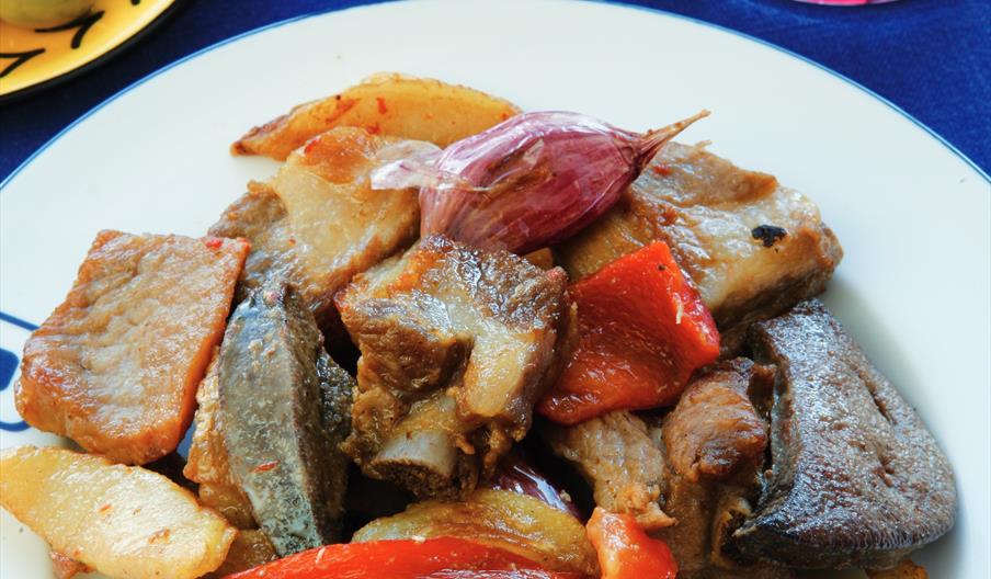 Frita de matances, plato tradicional de la gastronomía ibicenca elaborado con carnes, patatas y verduras salteadas, una receta ligada a las celebracio