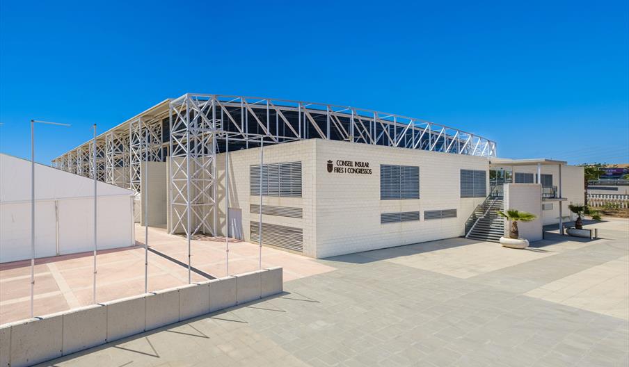 Recinto Ferial de Ibiza (FECOEV), espacio multifuncional para ferias, congresos y eventos, con modernas instalaciones situadas en la ciudad de Ibiza.