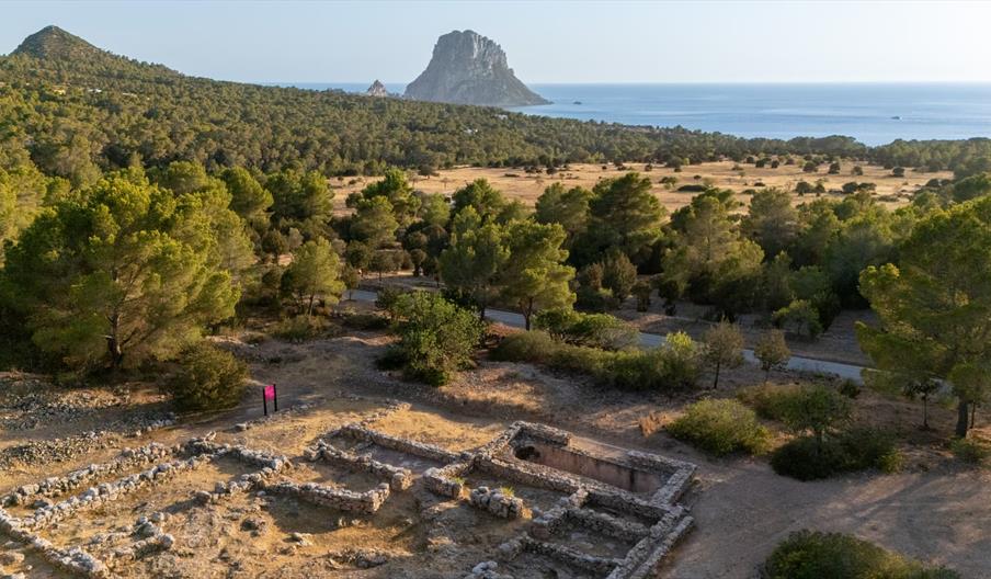Vista panorámica del yacimiento arqueológico de Ses Païsses de Cala d’Hort, uno de los principales asentamientos púnico-romanos de Ibiza, con restos d