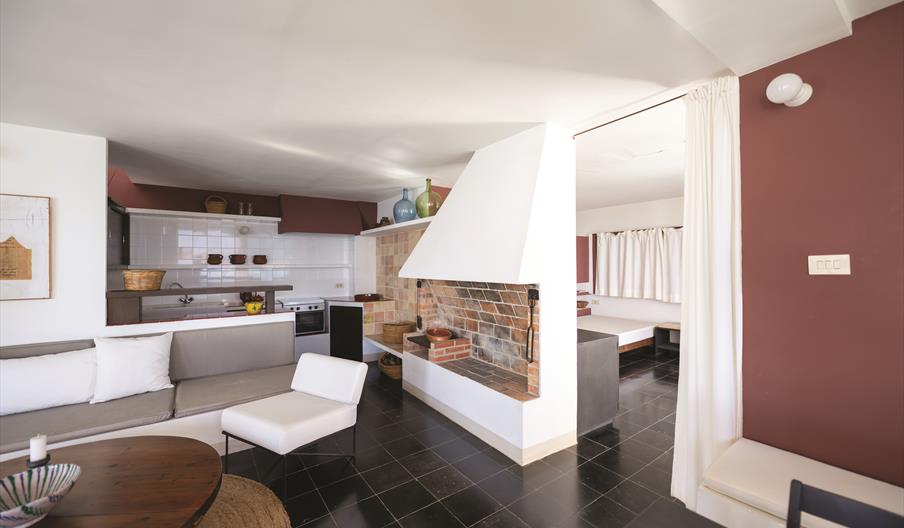 Interior de la Casa Broner en Ibiza, ejemplo de arquitectura moderna inspirada en la Bauhaus, con espacios diáfanos, chimenea y diseño mediterráneo mi