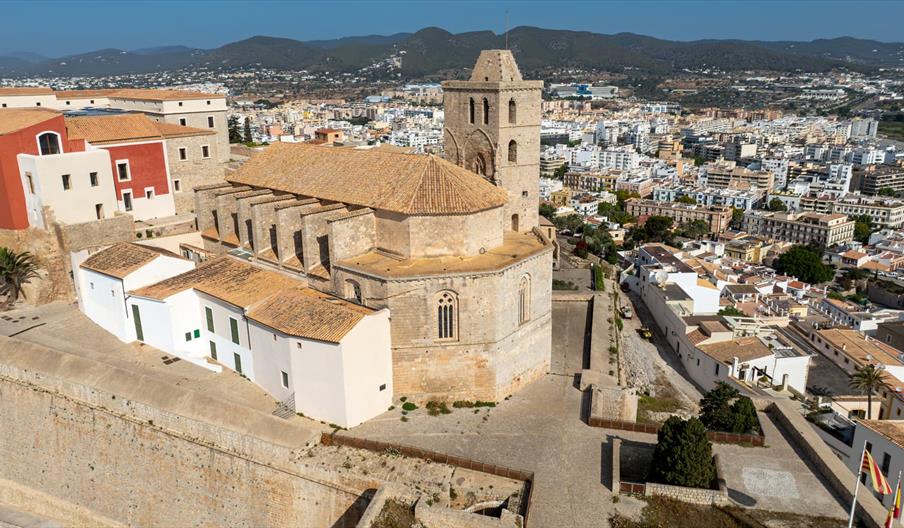 La catedral de Ibiza dominando desde arriba la ciudad de Eivissa. Se encuentra dentro de la ciudad amurallaa. Tiene anexadas algunas viviendas de colo
