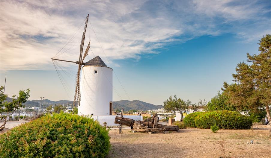 Molino blanco de viento donde se encuentra el espai cultural Sa Punta des Molí.