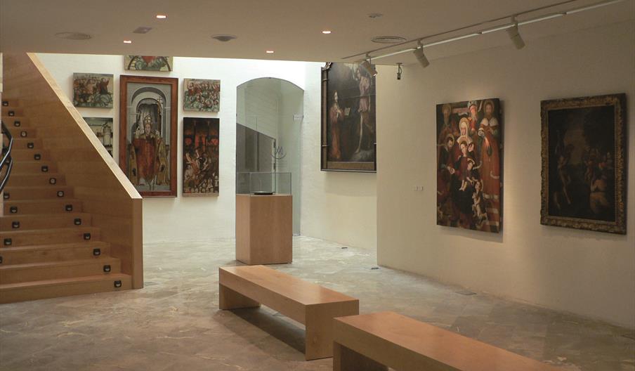 Interior del Museo Diocesano de Ibiza con sala expositiva de arte sacro, pinturas religiosas y espacios de arquitectura histórica restaurada en Dalt V