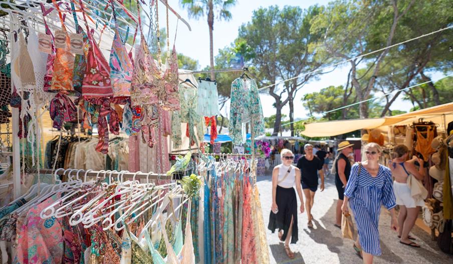 Puestos de ropa, artesanía y complementos en el Hippy Market Punta Arabí, uno de los mercadillos más emblemáticos de Ibiza, rodeado de ambiente bohemi