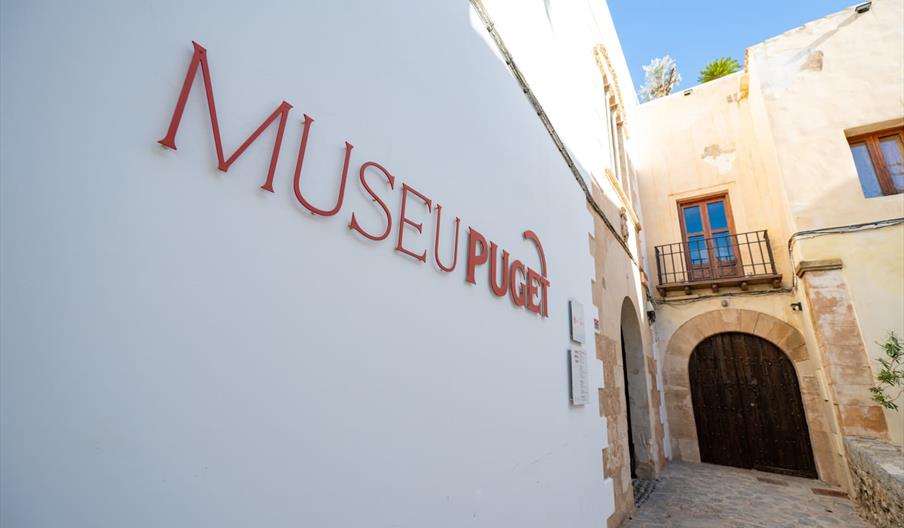 Entrada del Museo Puget en Dalt Vila, espacio cultural dedicado al arte y la pintura ibicenca, integrado en la arquitectura histórica del casco antigu