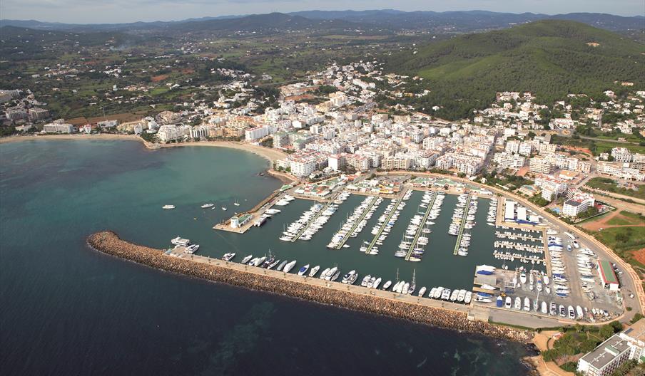 Vista aérea del puerto deportivo de Santa Eulària lleno de embarcaciones,