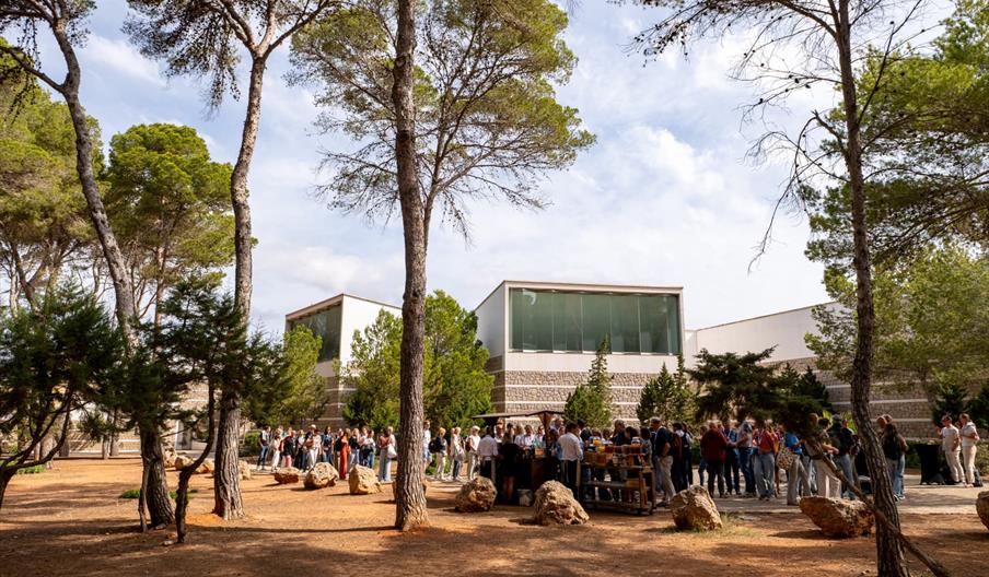 Palacio de Congresos de Ibiza, moderno espacio para congresos, convenciones y eventos profesionales, rodeado de zonas ajardinadas en Santa Eulària des